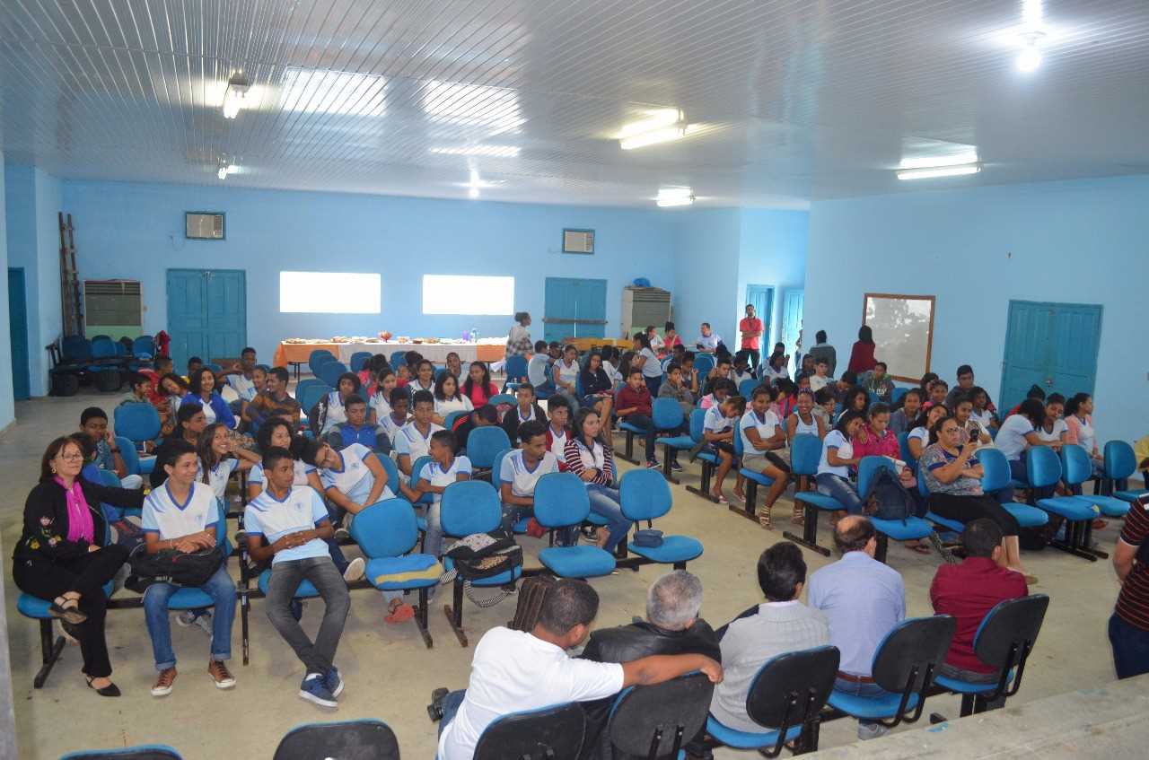 Prefeito Oziel participa de bate papo com alunos do CMC